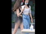 【盗撮】モデル級美女が公衆の面前でダメージ加工のショーパンの脇からパンチラどころかマンコ露出寸前ｗｗｗ