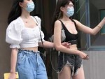 【盗撮】公衆の面前でパンティ露出！街中で美女二人組に粘着してショーパンの隙間からパンチラ隠し撮り！